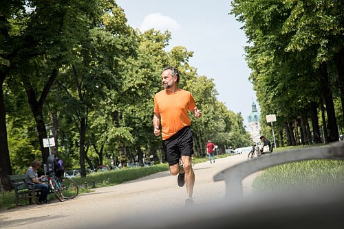 Sportliche Aktivitäten bei hohen Temperaturen sollten reduziert und zeitlich angepasst werden. - © Christin Klose/dpa-tmn