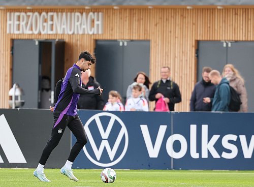 Aleksandar Pavlovic, hier beim Abschlusstraining, ist nach Knieproblemen bereit für das Heimspiel in München. - © Christian Charisius/dpa