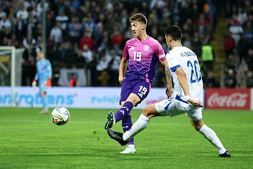 Angelo Stiller (l), gegen Bosnien eingewechselt, steht vor seinem Startelf-Debüt. - © Christian Charisius/dpa