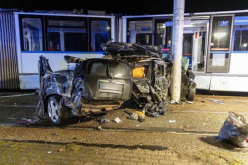 Zwischen dem Betonmast und der Straßenbahn wurde das Auto regelrecht zerquetscht. - © Justin Brosch/dpa