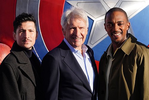 Harrison Ford (Mitte) mit seinen Co-Stars Danny Ramirez (l) und Anthony Mackie (r) aus «Captain America: Brave New World» - © Ian West/PA Wire/dpa