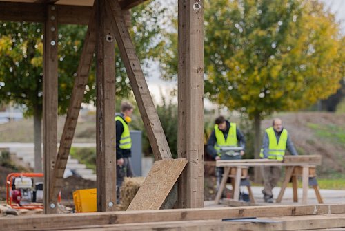 Ein Skater-Pavillon aus nachhaltigen Materialien der alten Pferdeställe entsteht auf der ehemaligen Galopprennbahn in Neuss. - © Rolf Vennenbernd/dpa