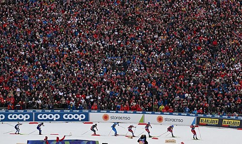 Beim Langlauf sind die Tribünen bei der WM voll. - © Hendrik Schmidt/dpa