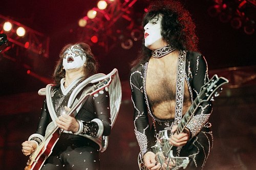 Der Gitarrist Ace Frehley ist mit 74 Jahren gestorben. (Archivbild) - © Chris Pizzello/AP/dpa