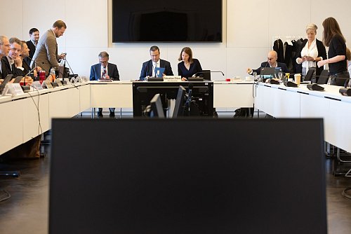 Der 81-jährige Schröder wurde aus Rücksicht auf seinen Gesundheitszustand für die Zeugenvernehmung aus seinem Büro in Hannover zugeschaltet. - © Ulrich Perrey/dpa