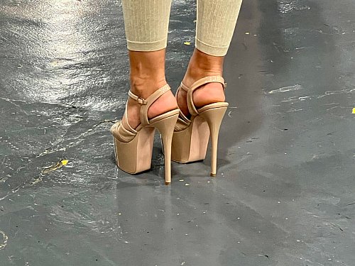 Die High Heels, auf denen trainiert wird, sind 17 Zentimeter hoch. - © Carola Frentzen/dpa