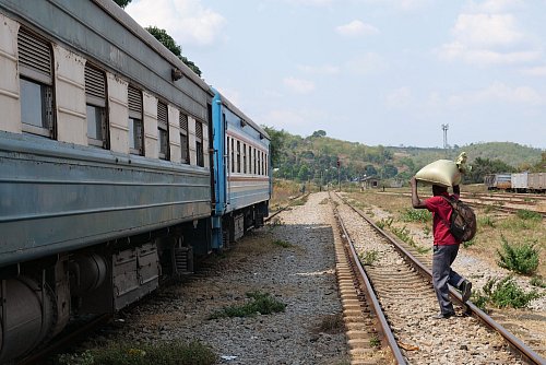 Mit Sack und Pack an Bord gehen: Szene an der Tazara-Haltestelle in Kibaoni. - © Julian Hilgers/dpa-tmn