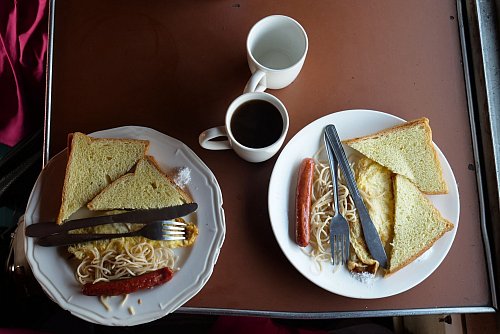 Frühstück im Zug: In der ersten Klasse werden die Mahlzeiten auf Wunsch an den Platz gebracht. - © Julian Hilgers/dpa-tmn