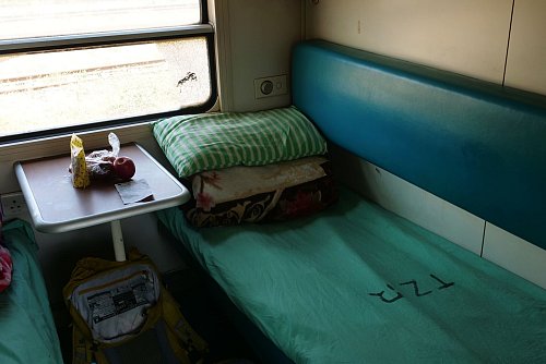 Kissen und Decken liegen bereit: So sieht die erste Klasse der Tazara aus. - © Julian Hilgers/dpa-tmn