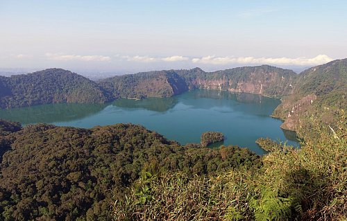 Wer in Mbeya aussteigt, kann eine Wanderung zum Ngozi-Kratersee unternehmen. - © Julian Hilgers/dpa-tmn