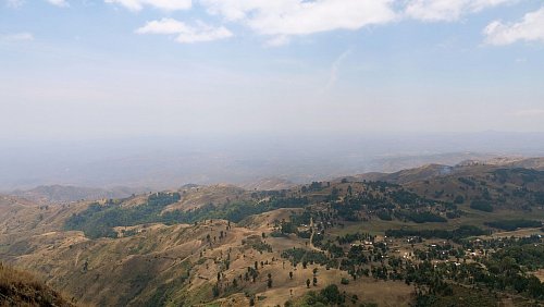 Lohn der Anstrengungen: Ausblick vom Mbeya Peak auf rund 2.900 Metern. - © Julian Hilgers/dpa-tmn