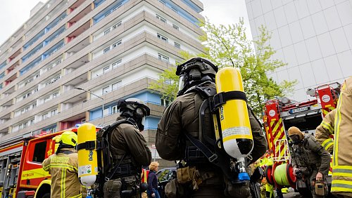 Ein Mann verübte am 11. Mai 2023 in einem Hochhaus in Ratingen einen Mordanschlag auf Polizisten, Feuerwehrleute und Rettungsdienst, bei dem viele Einsatzkräfte verletzt wurden. (Archivbild) - © Rolf Vennenbernd/dpa