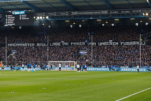 Auch im Westfalen-Derby gab es Proteste gegen die Pläne der Politik. - © Friso Gentsch/dpa