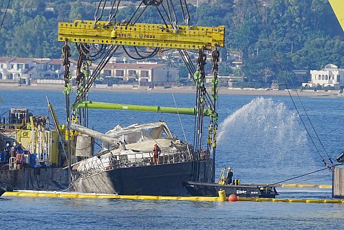 Derzeit wird das Wrack leergepumpt und stabilisiert, bevor es für weitere Untersuchungen in den Hafen von Termini Imerese geschleppt werden soll. - © Peter Byrne/PA Wire/dpa