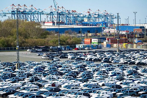 Die bestehenden Sonderzölle für Autos bleiben zunächst unberührt. - © Sina Schuldt/dpa
