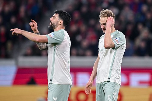 Ratlos: Werder Bremen befindet sich in einem Negativstrudel. - © Harry Langer/dpa