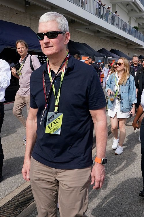 Apple-Chef Tim Cook dürfte bald noch öfter in der Formel 1 auftauchen. - © Darron Cummings/AP/dpa