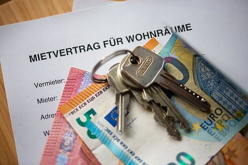 Der BGH prüft, ob ein Vermieter einen Wohnraummietvertrag kündigen darf, wenn der Mieter die Wohnung gewinnbringend untervermietet. (Symbolbild) - © Fernando Gutierrez-Juarez/dpa