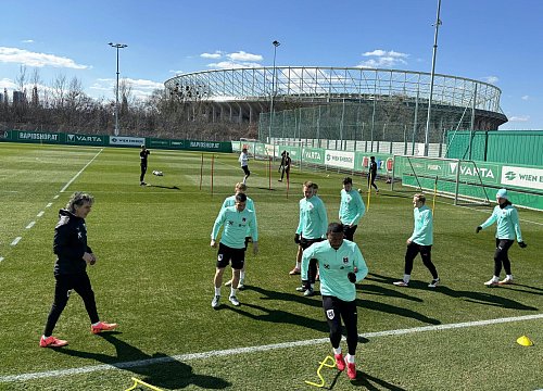 David Alaba (vorne) hat das komplette Teamtraining mit der österreichischen Nationalmannschaft absolviert - © Florian Haselmayer/APA/dpa
