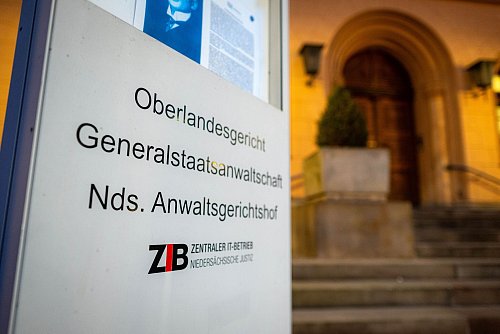 Die Ermittlungen der Generalstaatsanwaltschaft Celle und des LKA Niedersachsen richten sich gegen Beschuldigte im Alter von 32 bis 57 Jahren. (Archivbild) - © Sina Schuldt/dpa