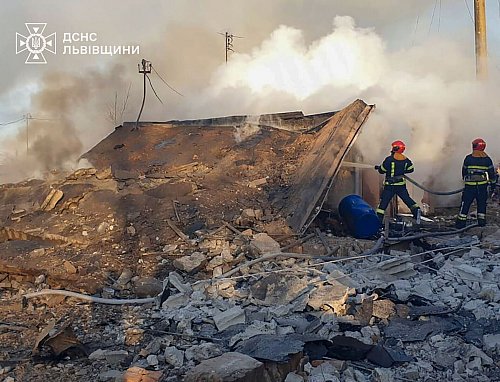 Lwiw ist nicht weit von der polnischen Grenze entfernt. Dort wurde eine Frau nach einem Angriff von herabfallenden Trümmern getötet. - © Uncredited/Ukrainian Emergency Service via AP/dpa