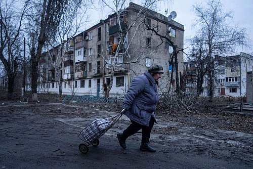 Kupjansk gilt als strategisch wichtiger Eisenbahnknoten. Die Ukrainer konnten das Gebiet nach monatelanger Besatzung im Herbst 2022 befreien. (Archivbild) - © Evgeniy Maloletka/AP/dpa