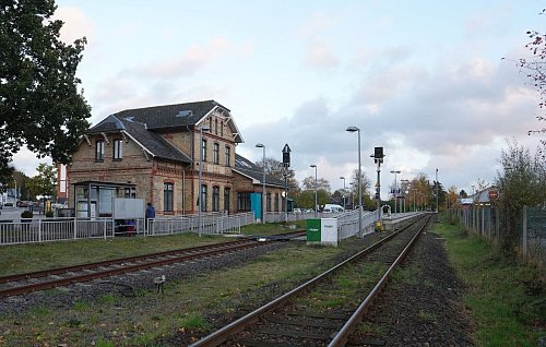 Die Bahnstation Sörup auf der Strecke zwischen Kiel und Flensburg hat einen Sonderpreis erhalten. (Foto Produktion) - © Marcus Brandt/dpa