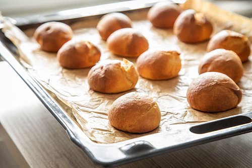 Nach dem Backen der Milchbrötchen sollen die Maritozzo Romano auskühlen. - © Christin Klose/dpa-tmn