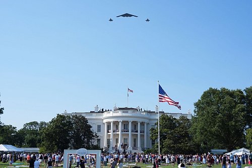 Mit einer Flugshow ehrt Trump die Piloten für ihren Angriff auf iranische Atomanlagen. - © Evan Vucci/AP/dpa