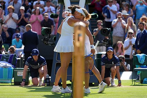 Laura Siegemund (r) gratuliert Aryna Sabalenka. - © Kirsty Wigglesworth/AP/dpa
