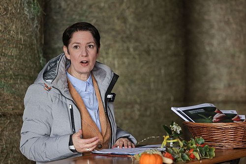 NRW-Agrarministerin Silke Gorißen (CDU) stellt die Pflanzenschutz-Strategie vor. - © Oliver Berg/dpa