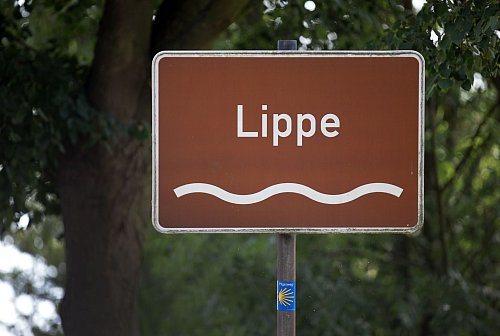 Die Lippe fließt meist gemächlich im Norden des Ruhrgebiets - doch Hochwasser können gefährlich werden. (Archivbild) - © picture alliance / dpa