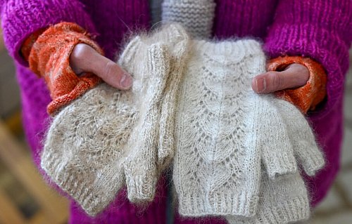 Seit Jahren spinnt Svenja Suhr Garn aus Hundehaaren und strickt daraus auch Schals, Stulpen und andere Accessoires. - © Jens Kalaene/dpa