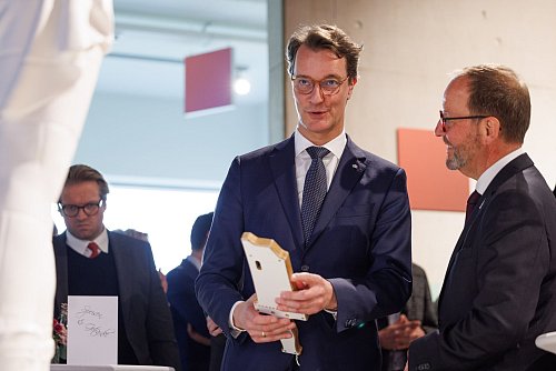 Das Hermanneum sei ein «hochinnovatives Museumskonzept», sagt NRW-Ministerpräsident Hendrik Wüst (CDU). - © Friso Gentsch/dpa