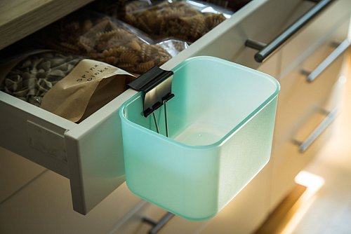 Ohne Besteckkasten lässt sich die Frischhaltedose mit einer Foldbackklammer an der Vorderseite einer Küchenschublade anbringen. - © Christin Klose/dpa-tmn