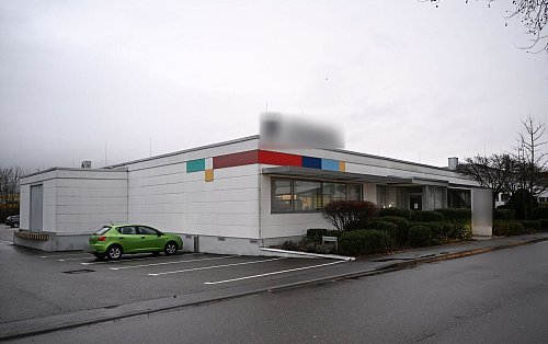 Am Tag danach suchten Ermittler nach Spuren in der Firma. - © Bernd Weißbrod/dpa