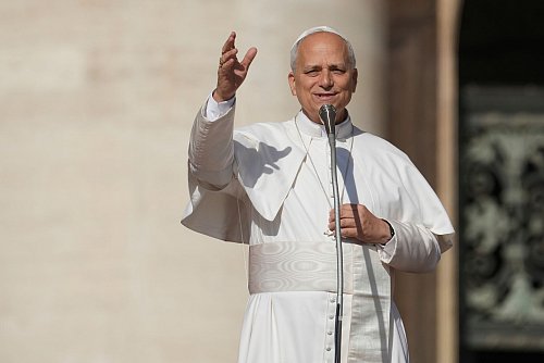 Papst Leo XIV. spricht erstmals jemanden heilig. - © Andrew Medichini/AP/dpa