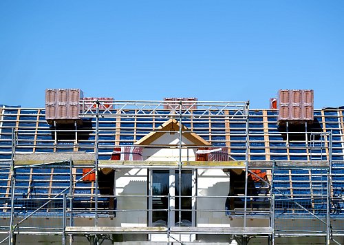Eigenheim im Neubau: Die Durchschnittsgröße von Wohnungen ist über die Jahre gestiegen (Archivbild) - © Sven Hoppe/dpa