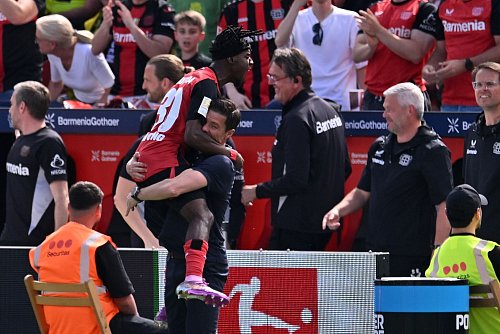 Jubelsprint zum Trainer. - © Marius Becker/dpa