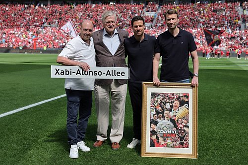 Geschenk für Alonso - © Rolf Vennenbernd/dpa
