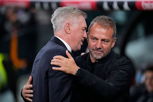 Real-Coach Carlo Ancelotti (l) begrüßt Hansi Flick im Bernabéu. Der Gäste-Trainer freut sich am Ende über einen spektakulären Sieg. - © Manu Fernandez/AP