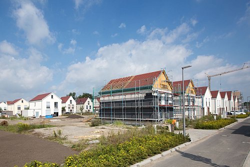 Getrennte Verträge für Grundstück und Haus: Das kann die Grunderwerbsteuer erheblich mindern. - © Florian Schuh/dpa-tmn