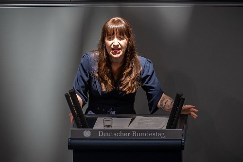 Reichinnek bleibt bei Kritik an Sozialreformen. - © Michael Kappeler/dpa