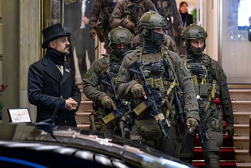 Der Besuch von Merz in Frankfurt lief unter hohen Sicherheitsvorkehrungen - © Boris Roessler/dpa