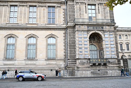 Die Polizei ist weiter am Louvre im Einsatz. - © Emma Da Silva/AP/dpa