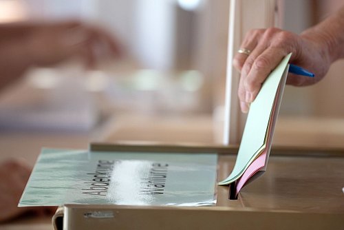 Wahlen in NRW haben immer ein besonderes Gewicht - immerhin können hier selbst auf kommunaler Ebene fast 14 Millionen Bürger abstimmen. (Archivbild) - © Federico Gambarini/dpa