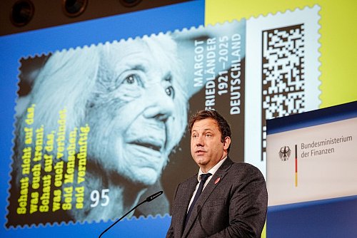 Zu Ehren von Margot Friedländer (1921-2025) wurde eine Sonderbriefmarke herausgegeben. - © Kay Nietfeld/dpa