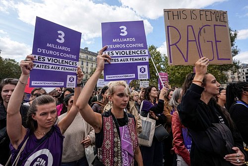 Der spektakuläre Missbrauchsprozess in Avignon hat zu frankreichweiten Demonstrationen gegen sexuelle Gewalt gegen Frauen geführt. - © Michel Euler/AP