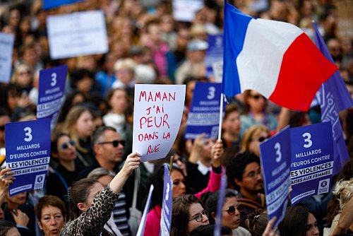 Tausende Menschen haben in Frankreich gegen sexuelle Gewalt gegen Frauen demonstriert. - © Ian Langsdon/AFP/dpa