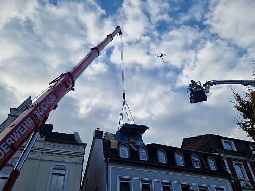 Die Bewohner können vorerst nicht zurück. - © -/Kreisfeuerwehrverband Ennepe-Ruhr e.V./dpa